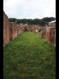 01302 ostia - regio ii - insula i - caserma dei vigili (ii,v,1-2) - porticus  - suedseite - bli ri westen - 12-2018.jpg